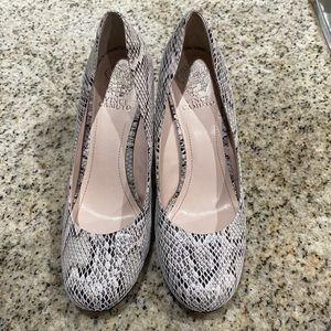 Snakeskin leather pumps
